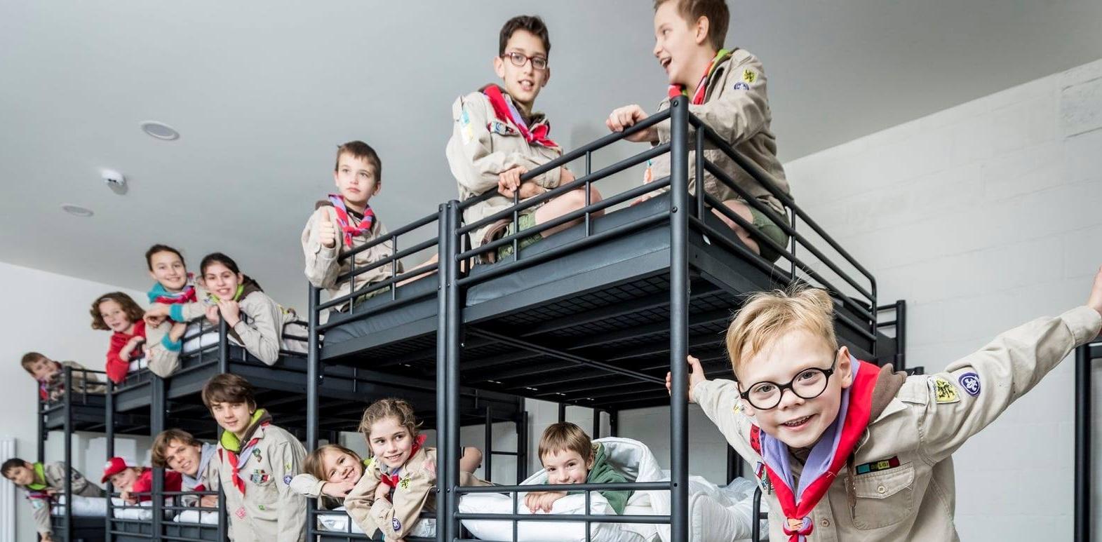Scouts in de slaapzaal van Jeugdverblijfcentrum Schotte