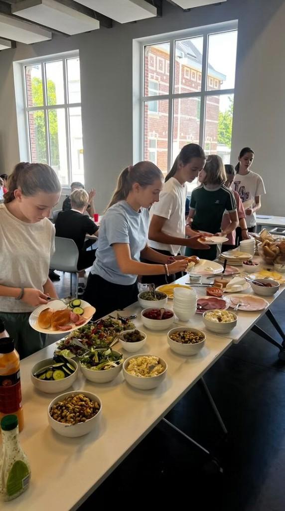 Leerlingen bedienen zich aan een gezond buffet in de eetzaal