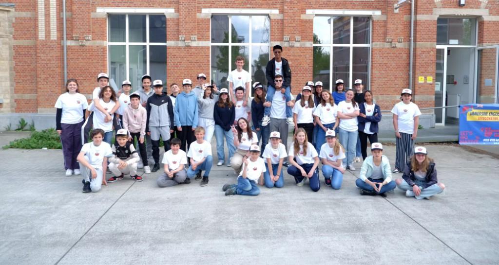 Grote groep leerlingen poseert samen voor het jeugdverblijf tijdens een meerdaagse schooluitstap