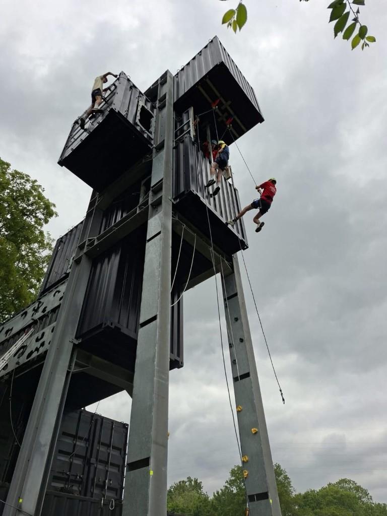Groep leerlingen poseert samen aan een meer tijdens een schooluitstap