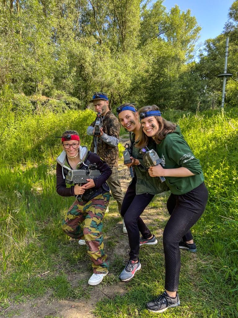 Leerlingen nemen deel aan een lasergame in de buitenlucht tijdens een schooluitstap
