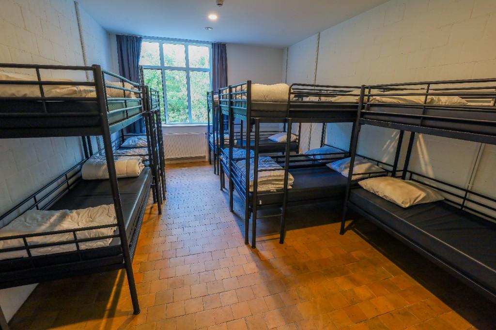 Slaapzaal stapelbedden raam