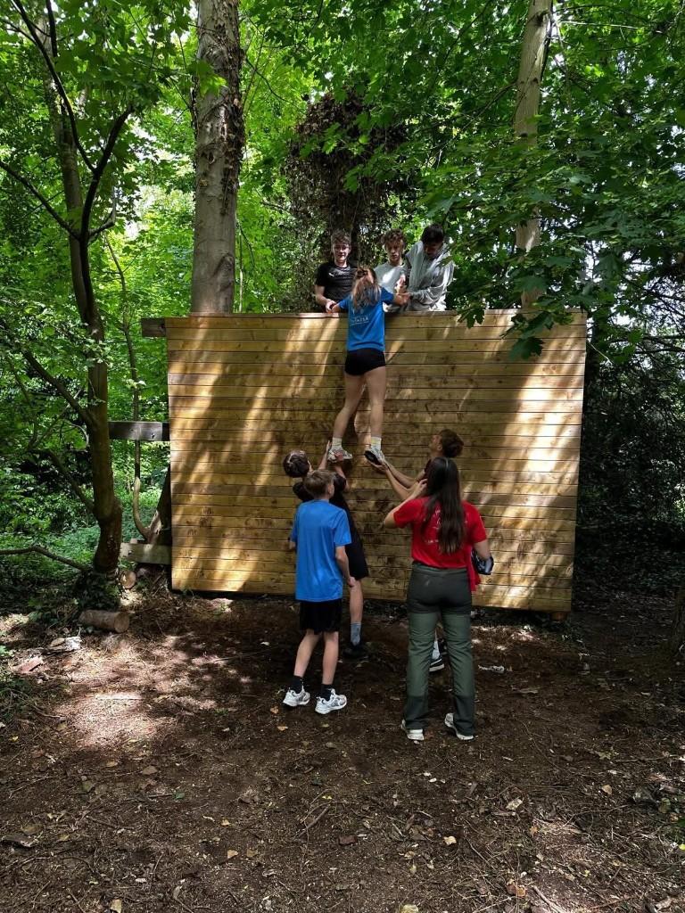 Leerlingen op grote supboards tijdens een schooluitstap op het water