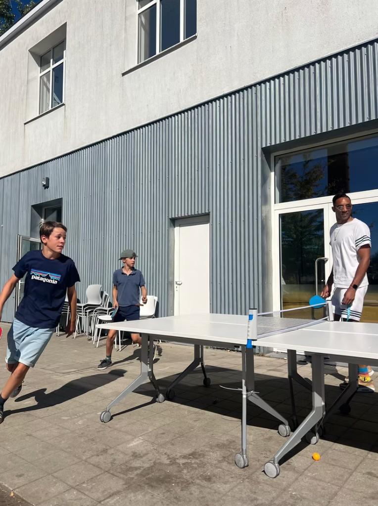 Leerlingen spelen tafeltennis op de binnenkoer van het jeugdverblijf
