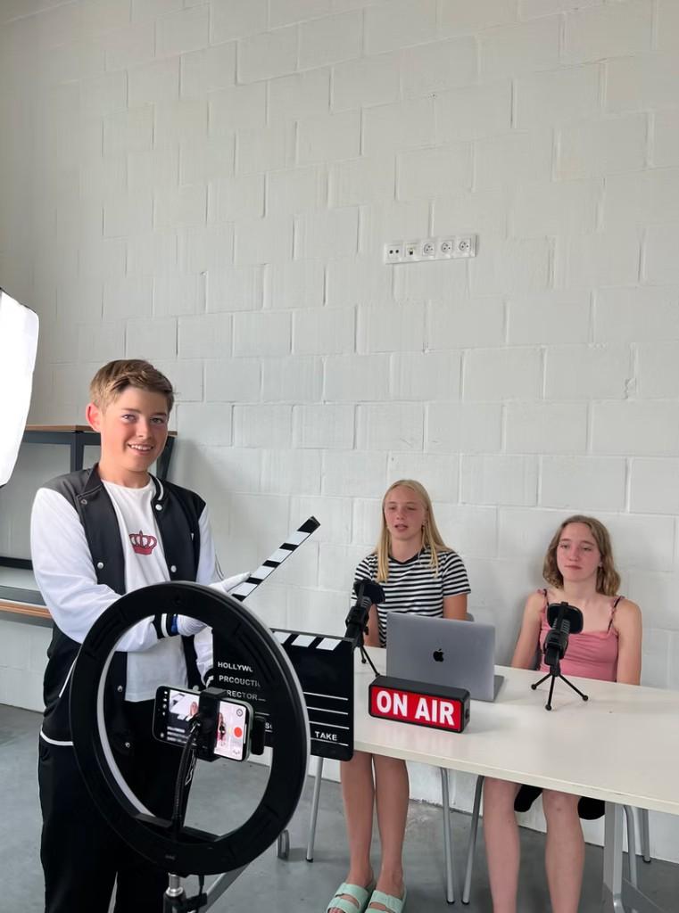 Leerling op een touwenparcours met hoge elementen tijdens een schooluitstap