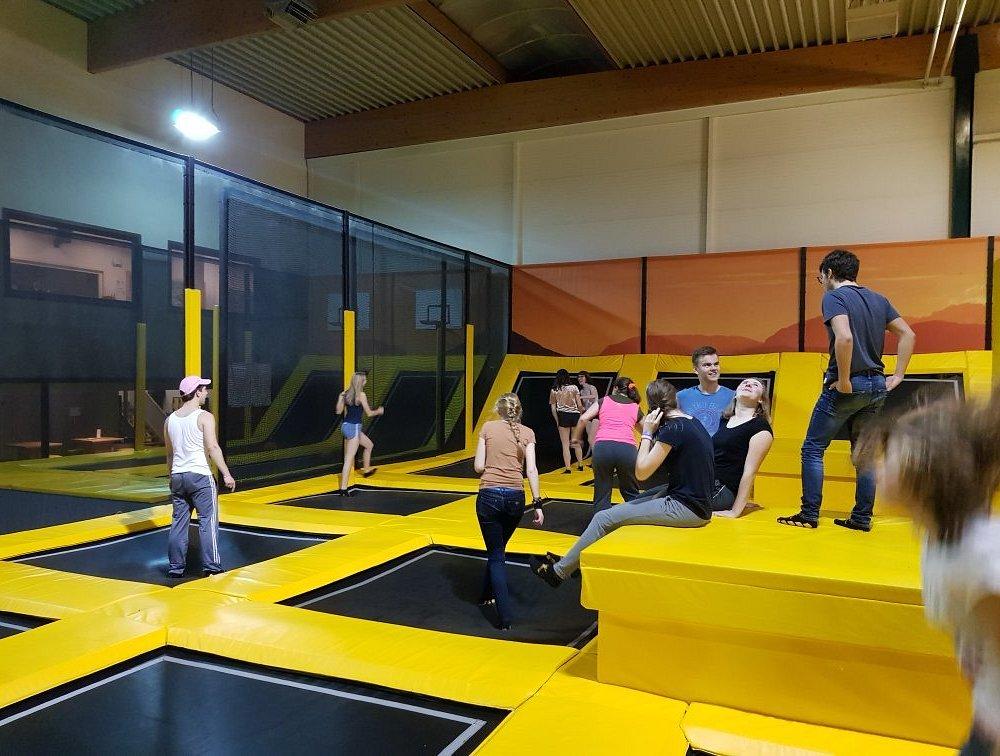 Leerlingen springen en spelen samen in een trampolinepark tijdens een schooluitstap